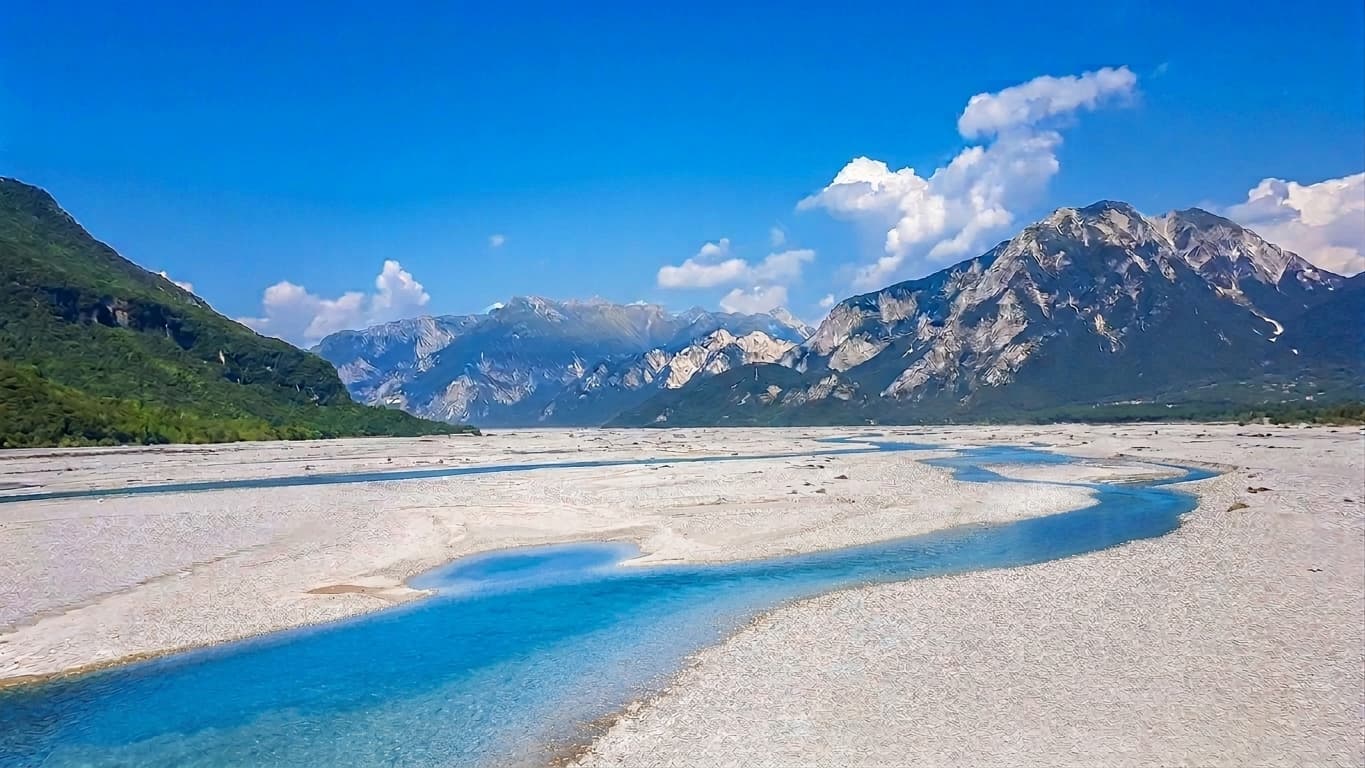 Der Tagliamento mit den Dolomiten im Hintergrund, Friaul