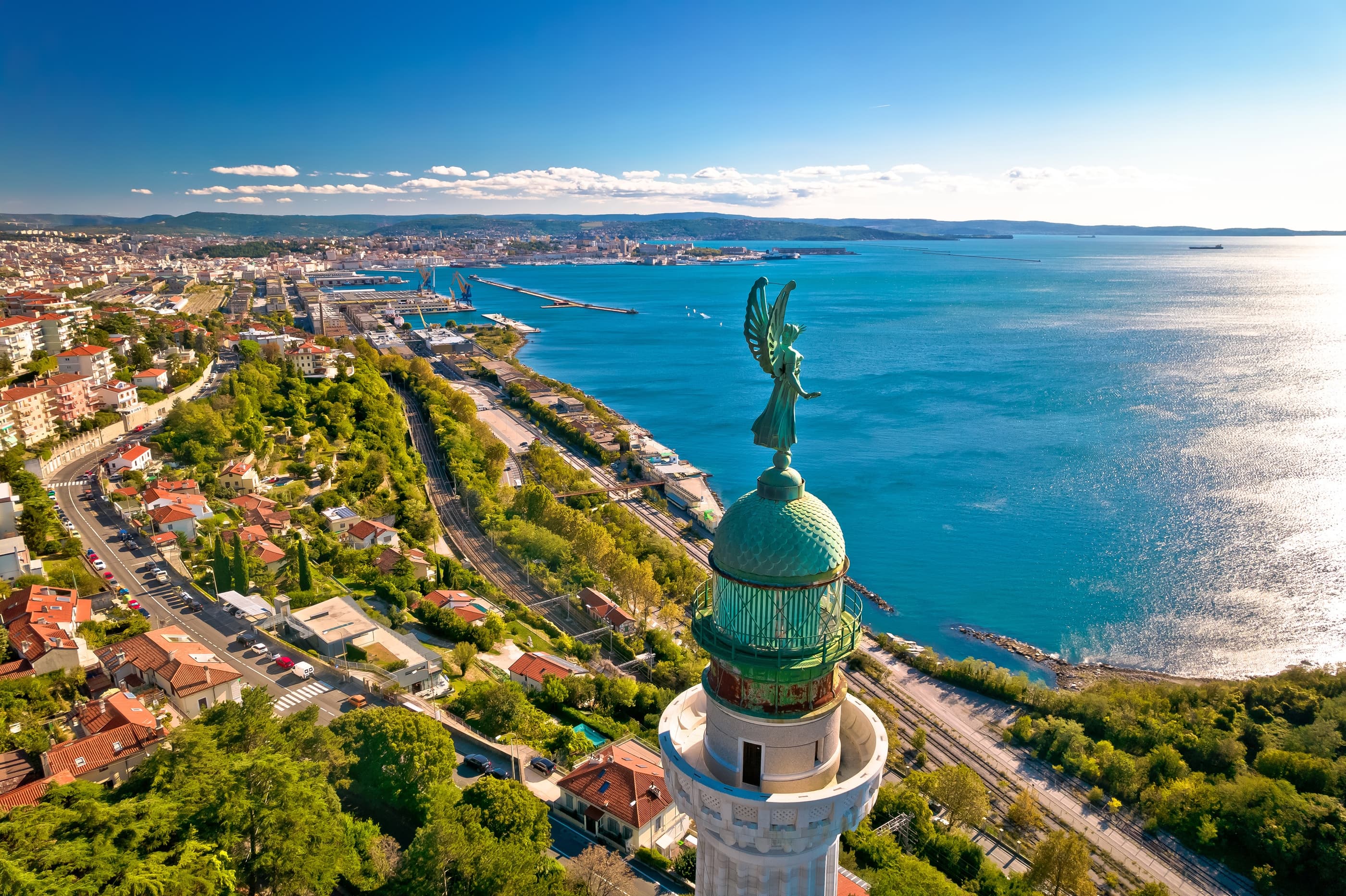 Leuchtturm Faro della Vittoria in Triest mit Blick auf die Adria